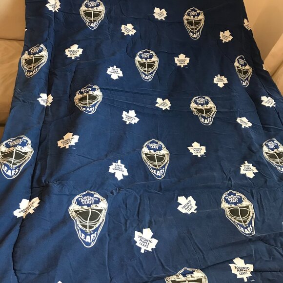 90's Vintage Toronto Maple Leafs Comforter -Hockey Helmet and Leafs Logo Pattern - Picture 3 of 9